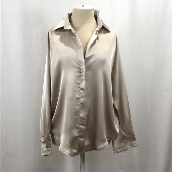 Woman’s blouse - Picture 1 of 4